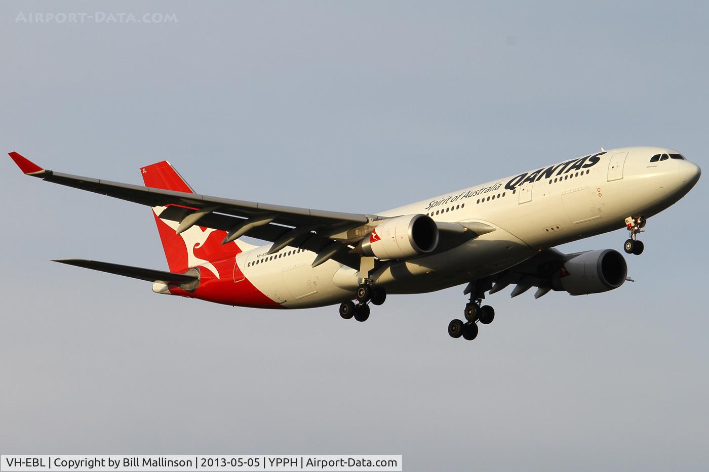 VH-EBL, 2008 Airbus A330-203 C/N 976, finals to 21