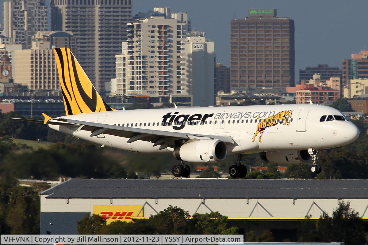 VH-VNK, 2009 Airbus A320-232 C/N 3986, finals to 16R