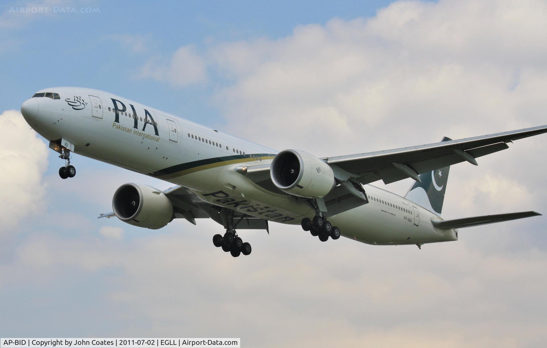 AP-BID, 2008 Boeing 777-340/ER C/N 33780, Finals to 27L