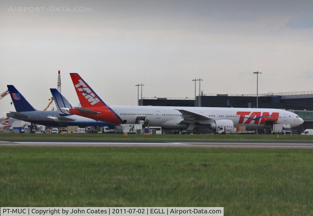 PT-MUC, 2008 Boeing 777-32W/ER C/N 37666, Being loaded on stand