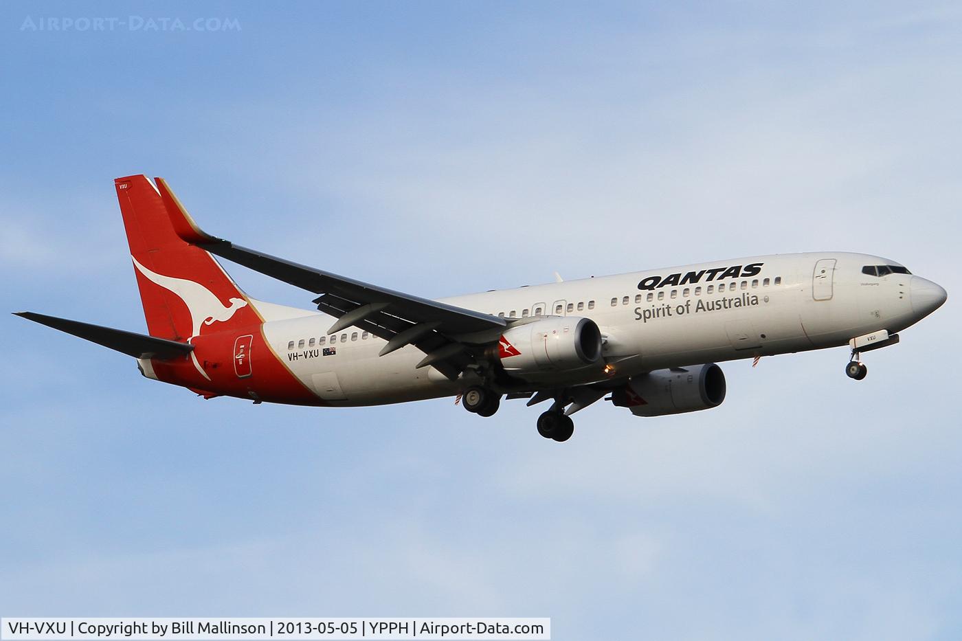 VH-VXU, 2003 Boeing 737-838 C/N 33761, finals to 21