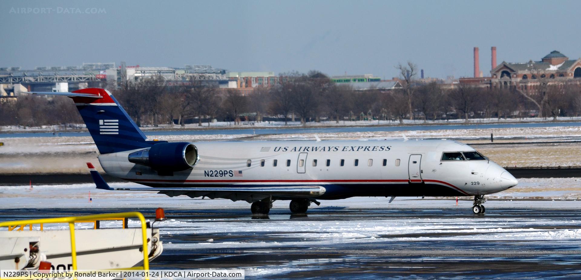 N229PS, 2004 Bombardier CRJ-200ER (CL-600-2B19) C/N 7898, Taxi National
