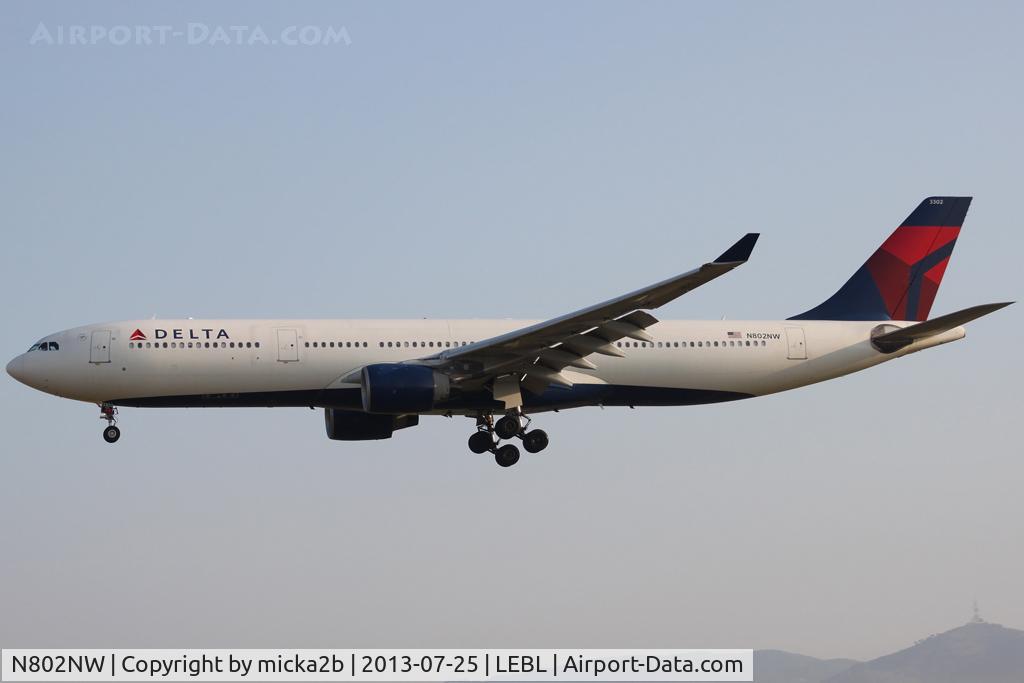 N802NW, 2003 Airbus A330-323 C/N 0533, Landing