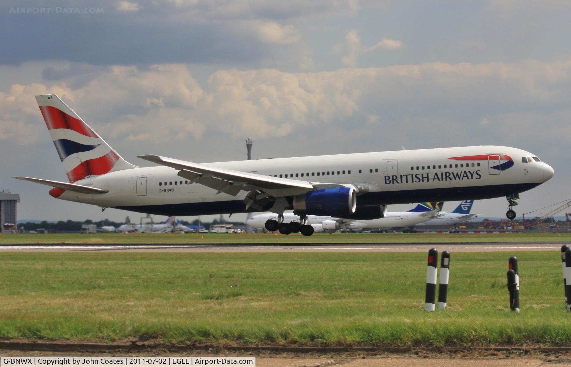 G-BNWX, 1994 Boeing 767-336 C/N 25832, Touchdown 27R