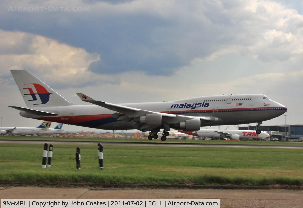 9M-MPL, 1998 Boeing 747-4H6 C/N 28428, Touchdown 27R
