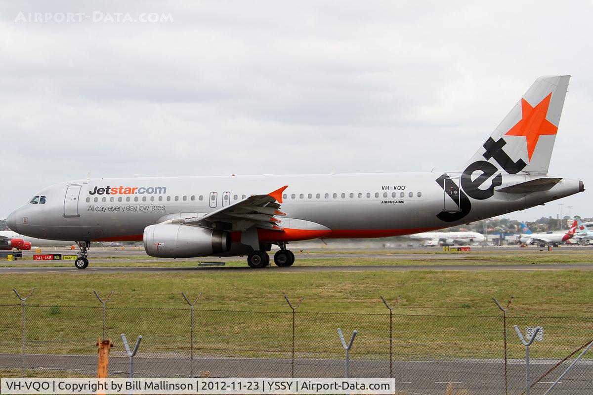 VH-VQO, 2000 Airbus A320-232 C/N 2587, taxi to 34R