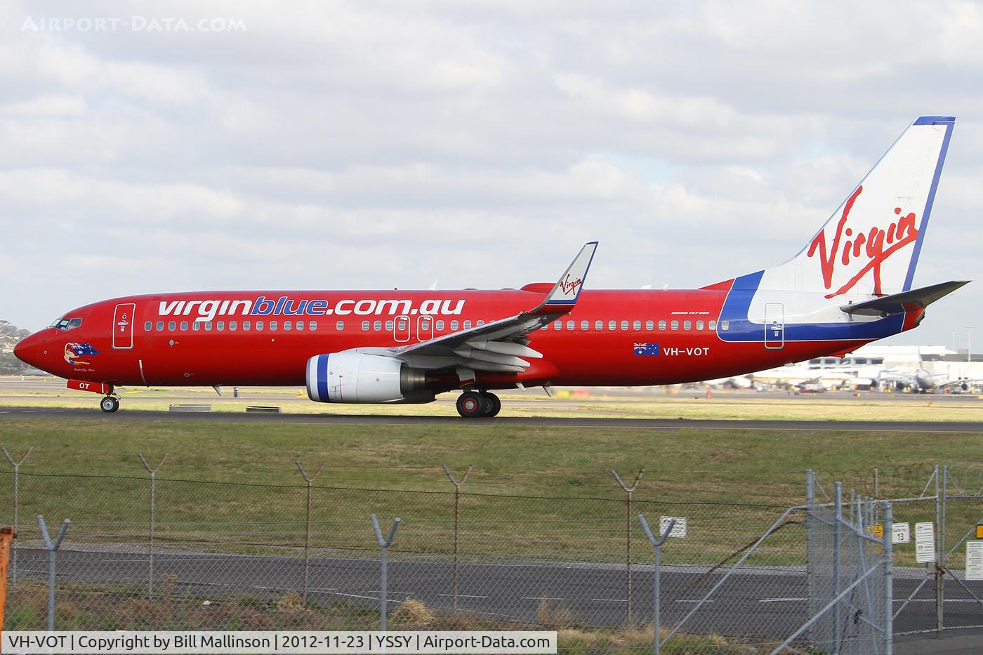 VH-VOT, 2004 Boeing 737-8FE C/N 33801, taxiing to 34R