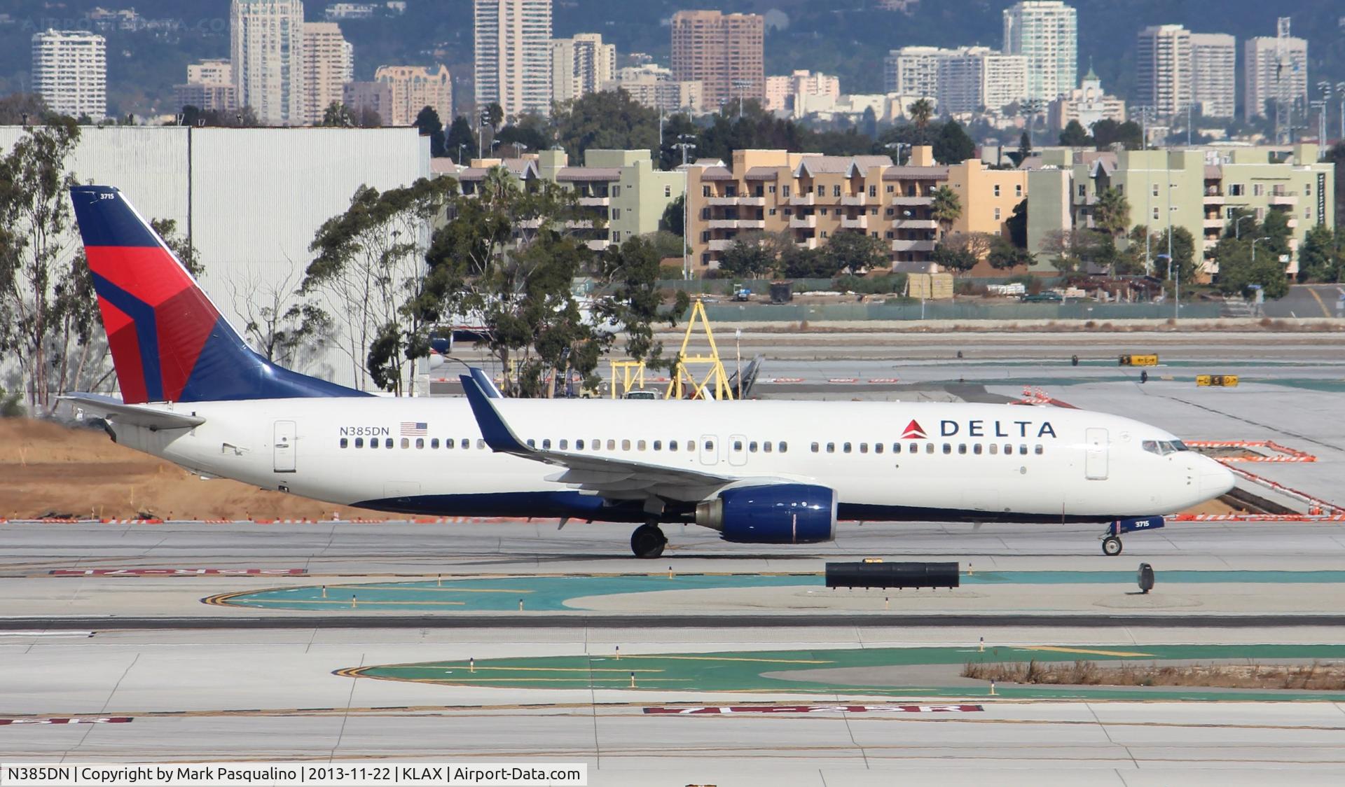 N385DN, 1999 Boeing 737-832 C/N 30348, Boeing 737-800