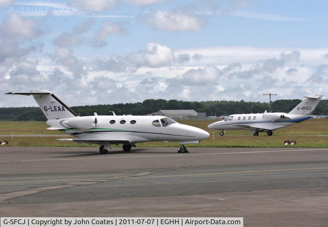 G-SFCJ, 1998 Cessna 525 CitationJet CJ1 C/N 525-0245, Arriving to join G-LEAA