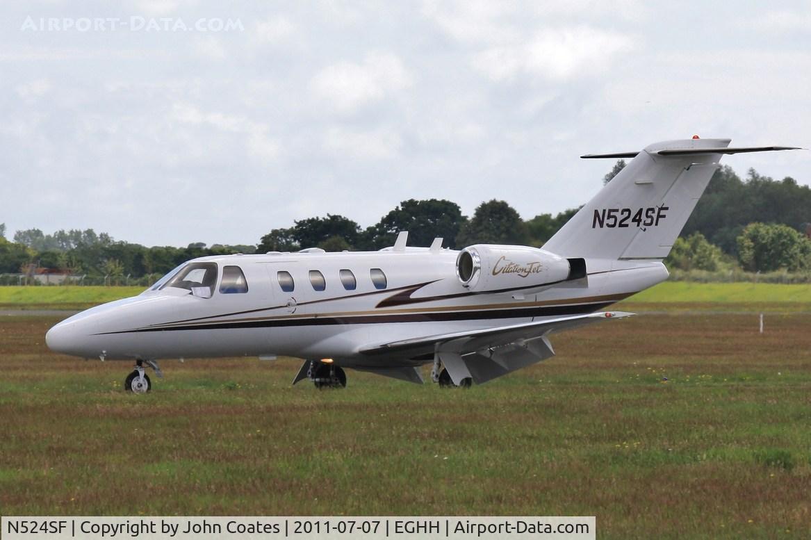 N524SF, 1998 Cessna 525 CitationJet CJ1 C/N 525-0240, Taxiing in on arrival