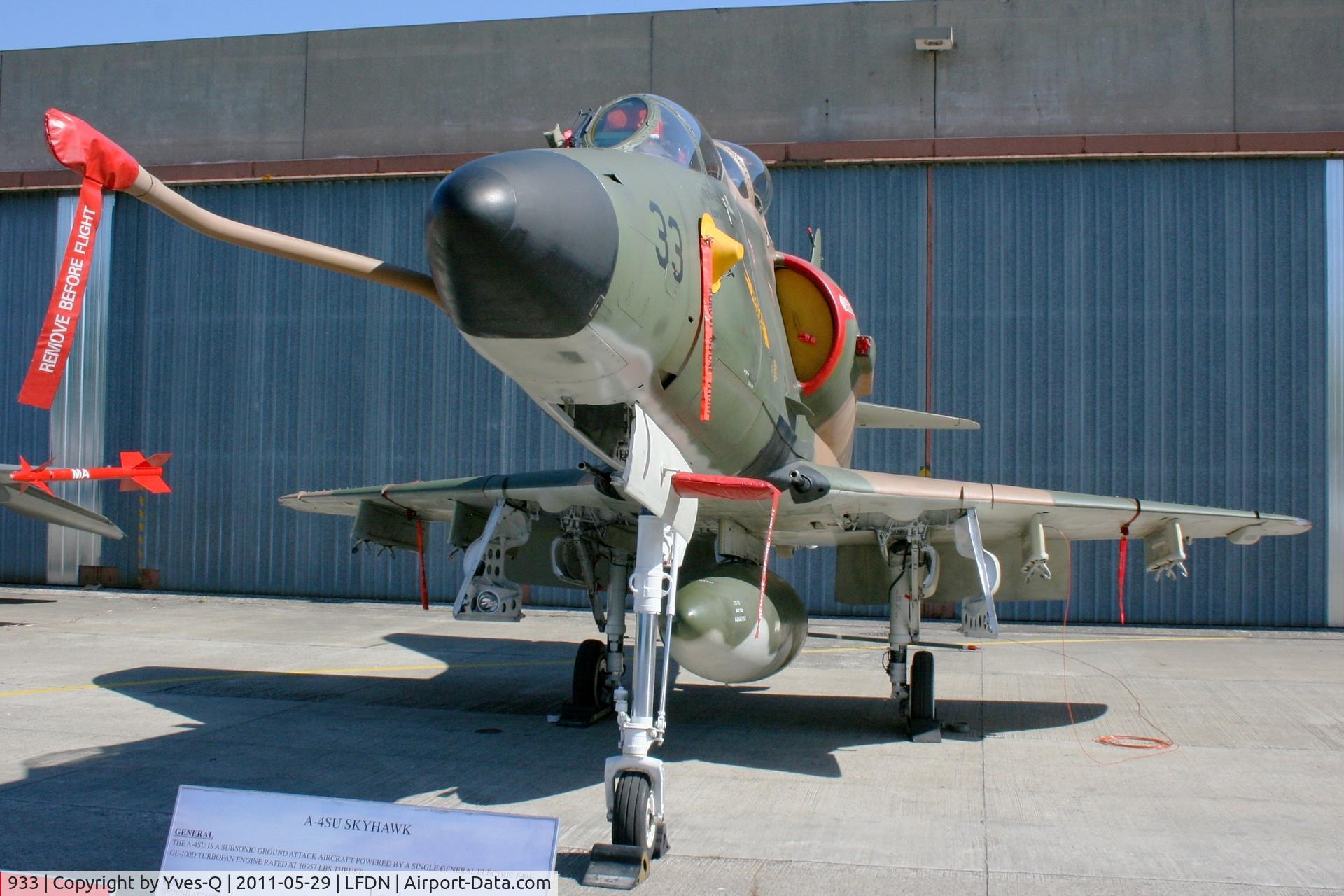 933, Douglas TA-4SU Skyhawk C/N 12223, Singapore Air Force TA-4SU Skyhawk, Static display, Rochefort-St Agnant AB 721 (LFDN-RCO) Open day 2011