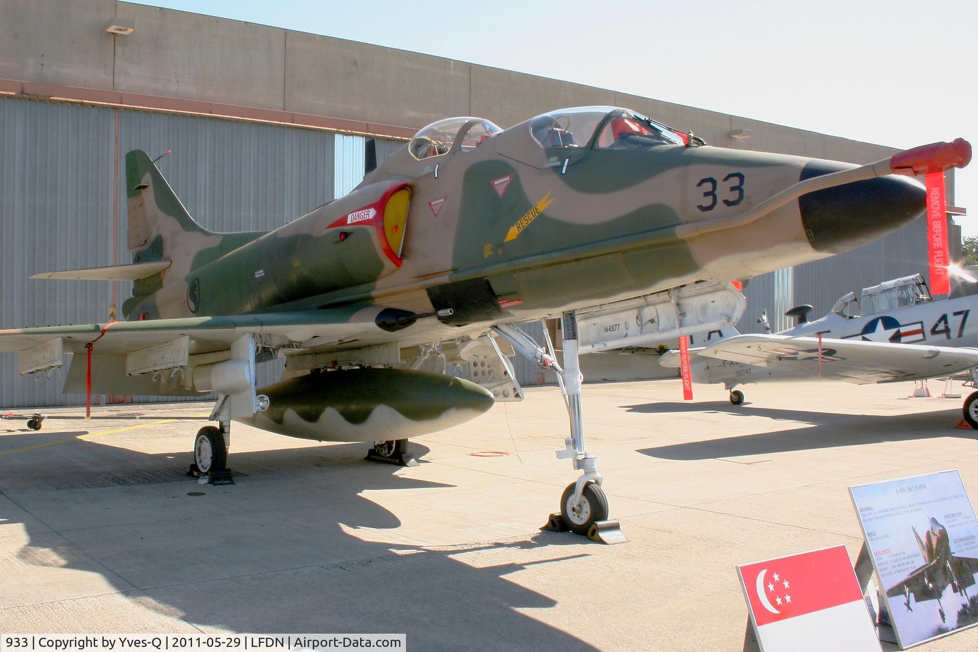 933, Douglas TA-4SU Skyhawk C/N 12223, Singapore Air Force TA-4SU Skyhawk, Static display, Rochefort-St Agnant AB 721 (LFDN-RCO) Open day 2011