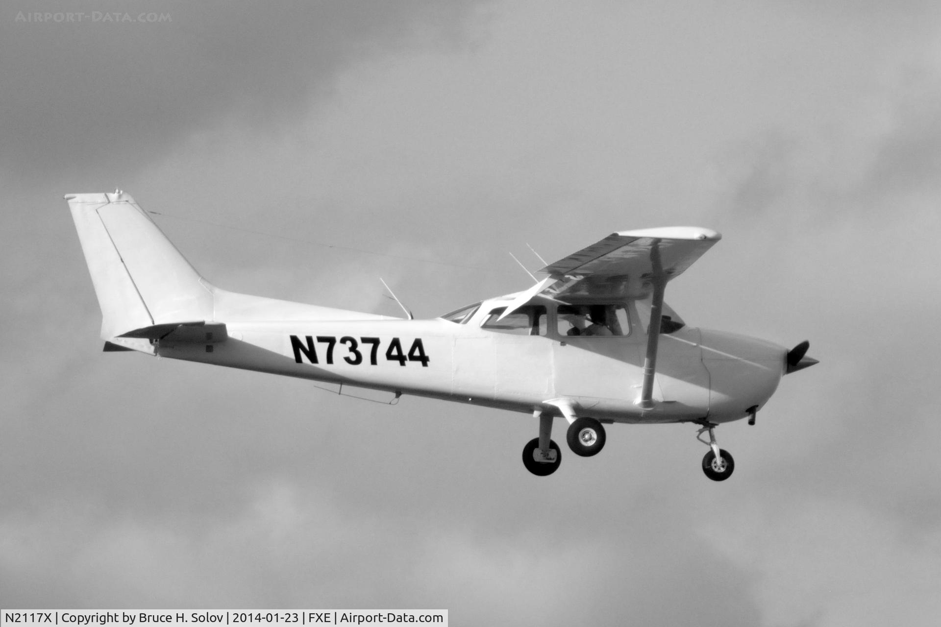 N2117X, 2006 Cessna 172S C/N 172S10423, On final approach to runway 8
