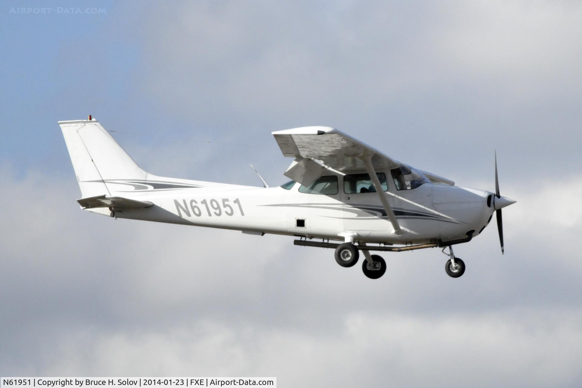 N61951, 1975 Cessna 172M C/N 17264908, On approach on runway 8 at FXE