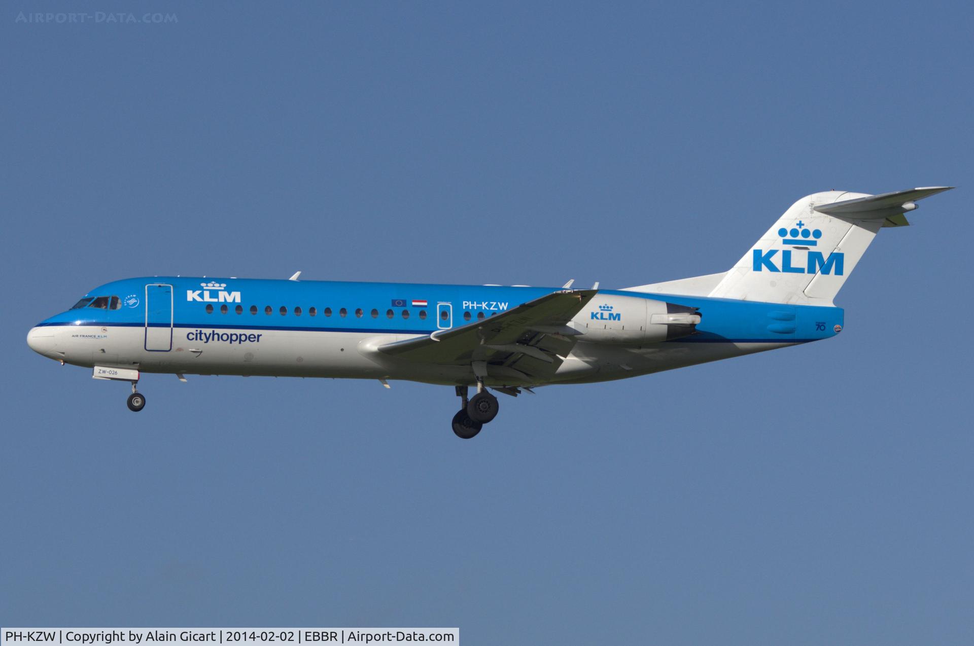 PH-KZW, 1995 Fokker 70 (F-28-0070) C/N 11558, landing