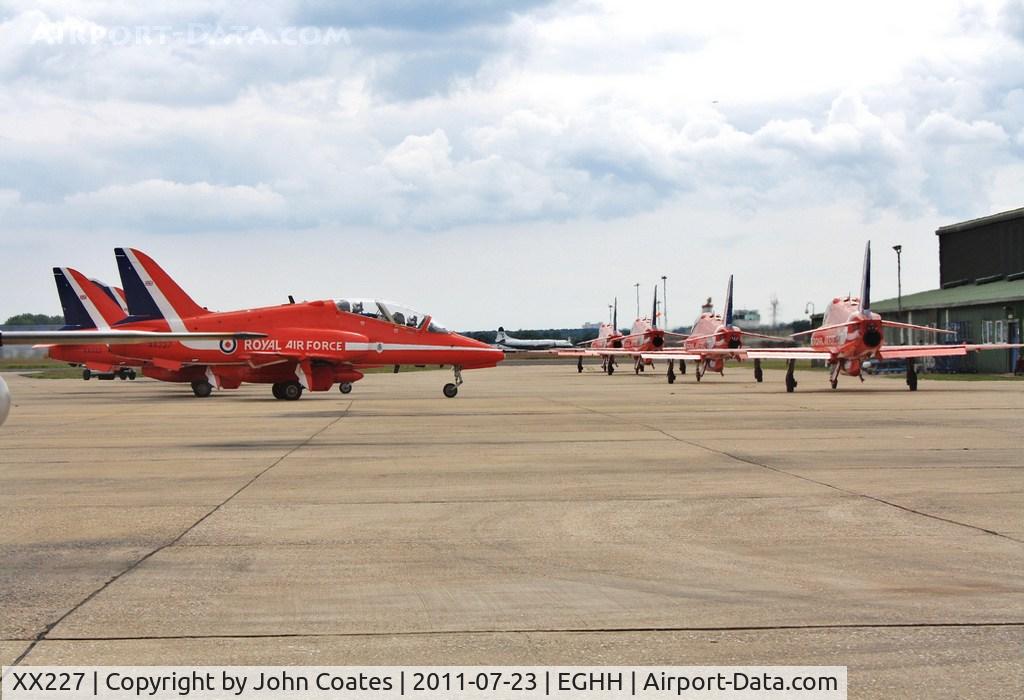 XX227, 1978 Hawker Siddeley Hawk T.1A C/N 063/312063, Reds taxi to depart Cobham