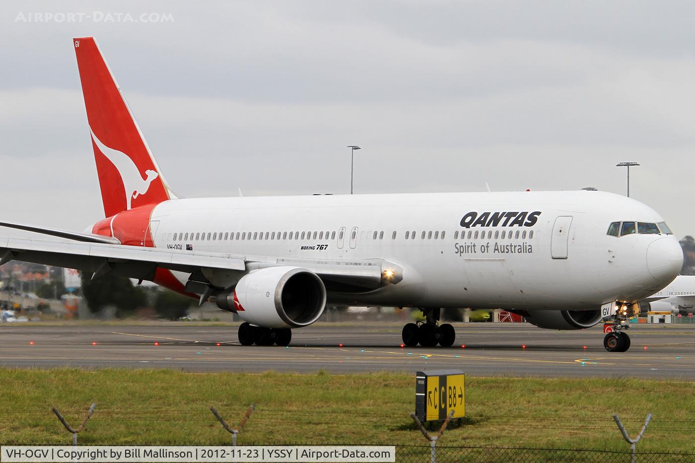 VH-OGV, 2000 Boeing 767-338 C/N 30186, TAXI FROM 34R