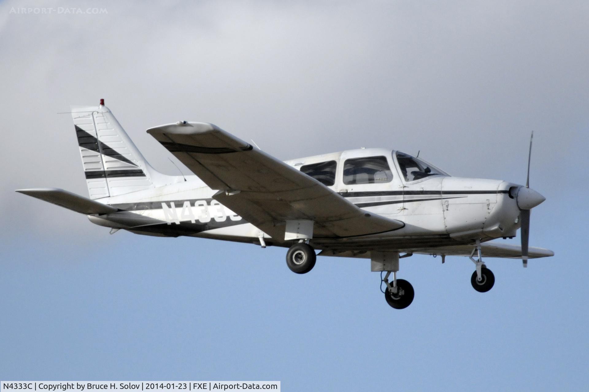 N4333C, 1983 Piper PA-28-161 C/N 28-8416039, Landing at FXE