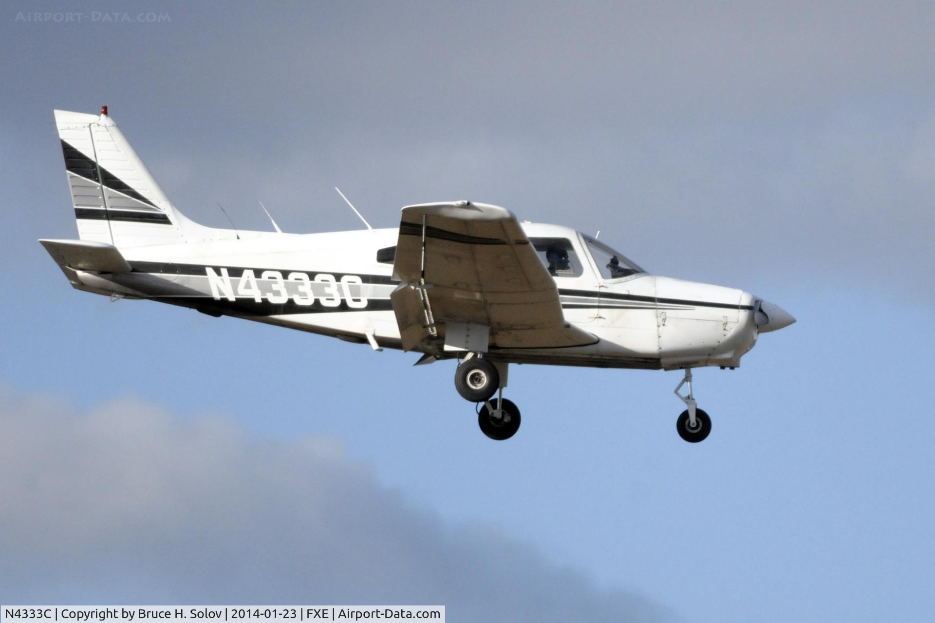 N4333C, 1983 Piper PA-28-161 C/N 28-8416039, Approaching runway 8 at FXE...