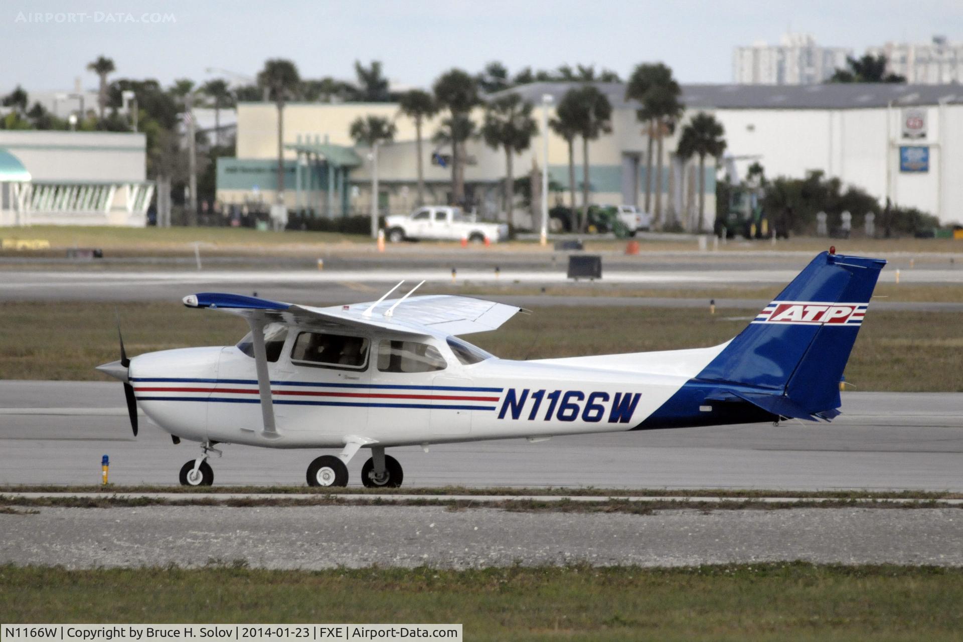 N1166W, 2006 Cessna 172S C/N 172S10363, Awaiting Departure at FXE