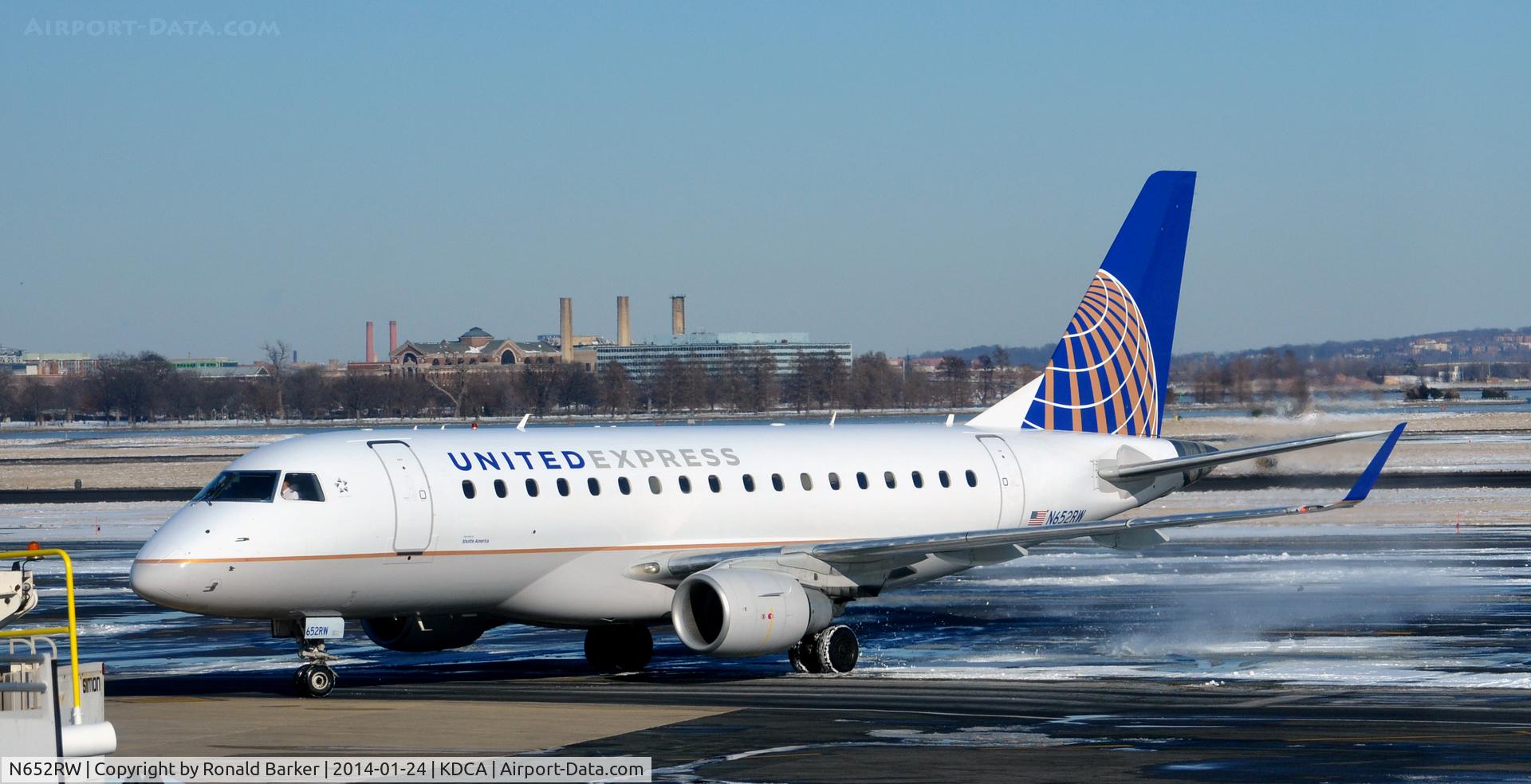 N652RW, 2005 Embraer 170SE (ERJ-170-100SE) C/N 17000075, Taxi National