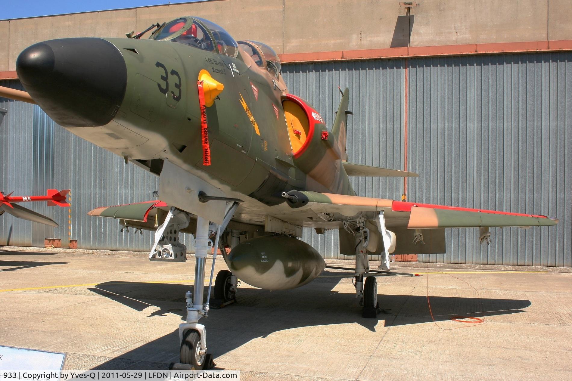 933, Douglas TA-4SU Skyhawk C/N 12223, Singapore Air Force TA-4SU Skyhawk, Static display, Rochefort-St Agnant AB 721 (LFDN-RCO) Open day 2011