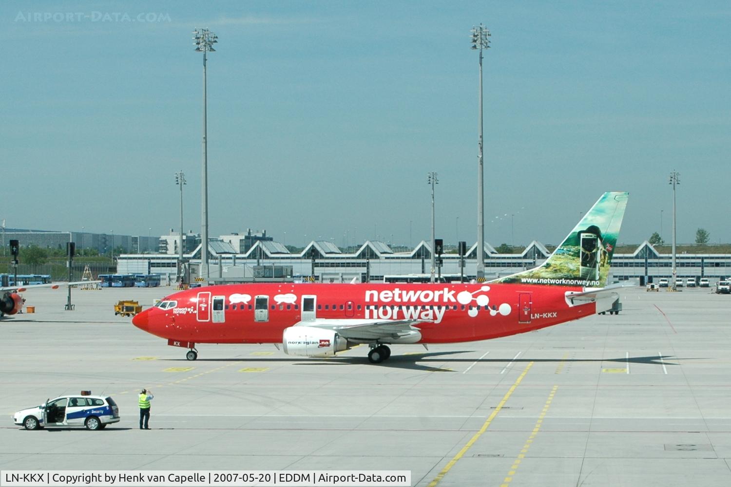 LN-KKX, 1998 Boeing 737-33S C/N 29072, Norwegian Air Shuttle 737-300 in Network Norway colours at München Franz-Josef Strauss airport, Germany.