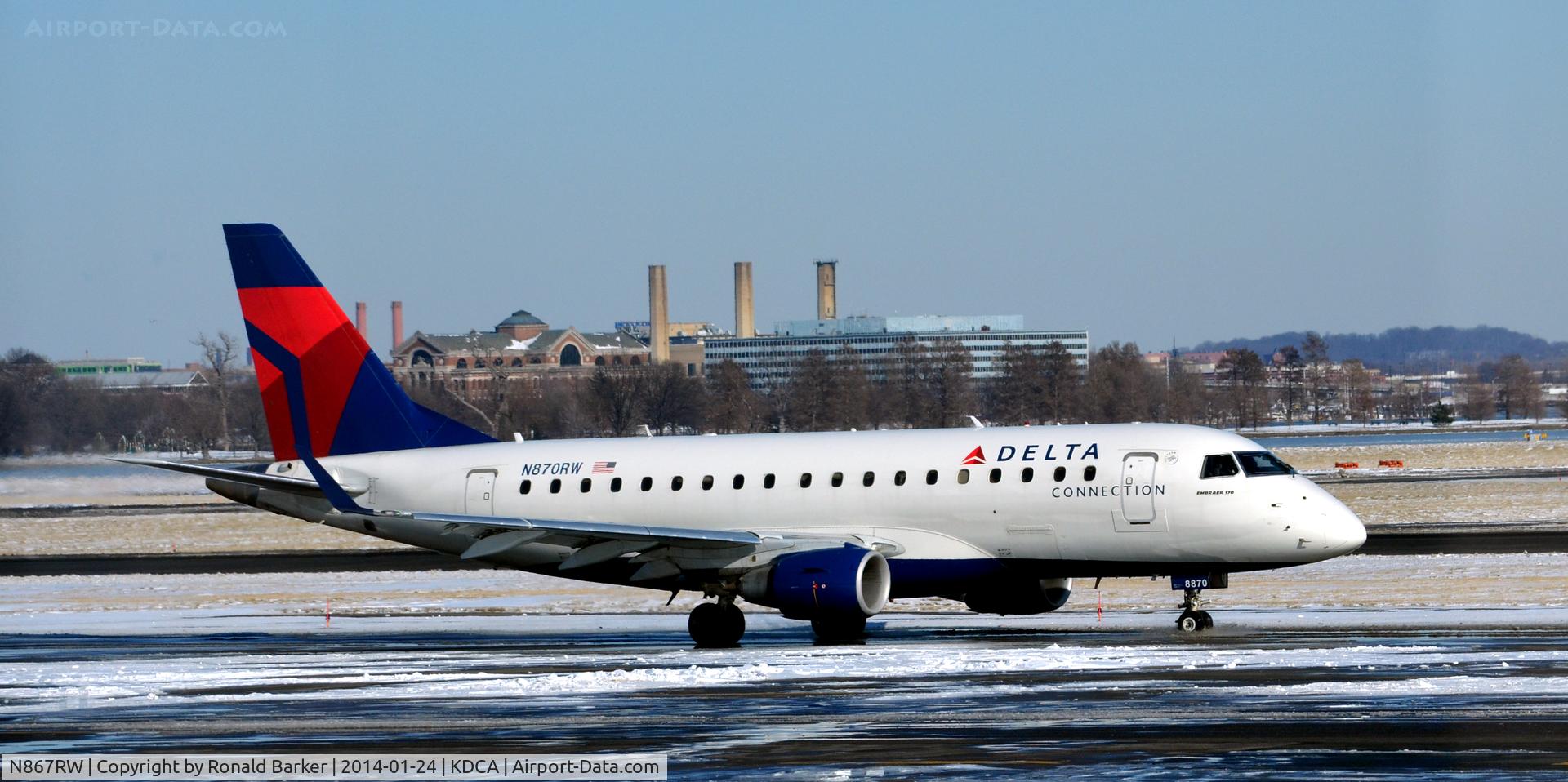 N867RW, 2006 Embraer 170SE (ERJ-170-100SE) C/N 17000130, Taxi to park National