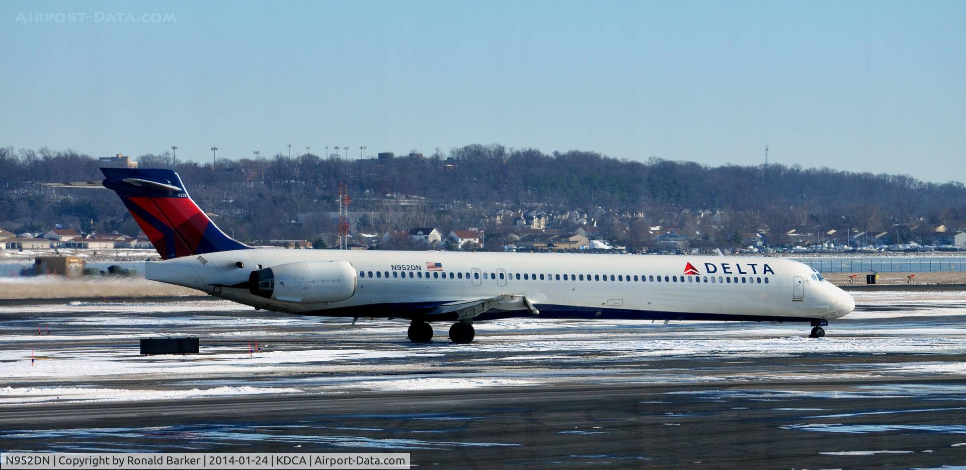 N952DN, 1998 McDonnell Douglas MD-90-30 C/N 53560, Taxi National