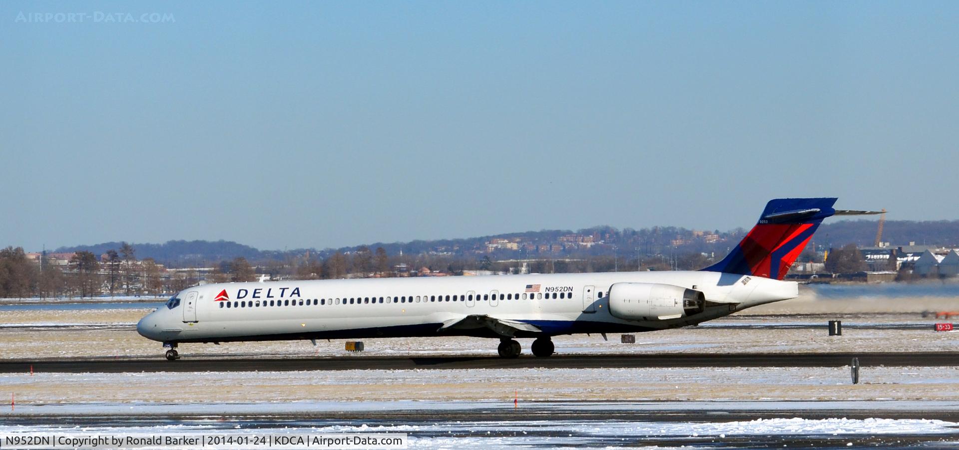N952DN, 1998 McDonnell Douglas MD-90-30 C/N 53560, Takeoff roll National