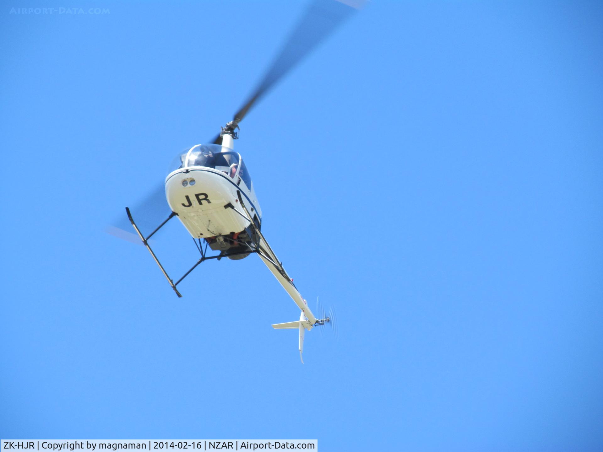 ZK-HJR, Robinson R22 Beta C/N 2016, Landing at Ardmore - directly overhead café!!