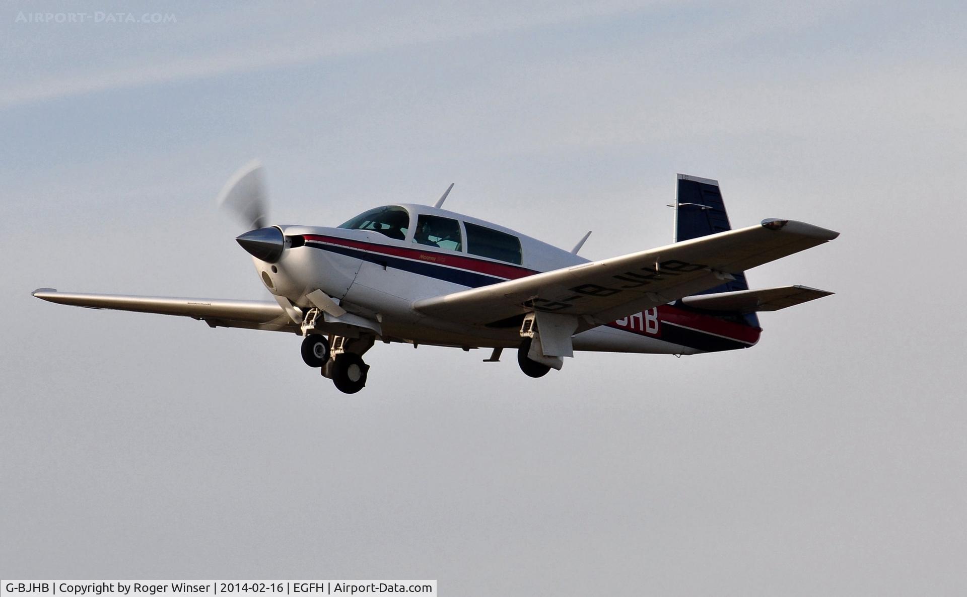 G-BJHB, 1981 Mooney M20J 201 C/N 24-1190, Visiting Mooney 201 departing Runway 22.