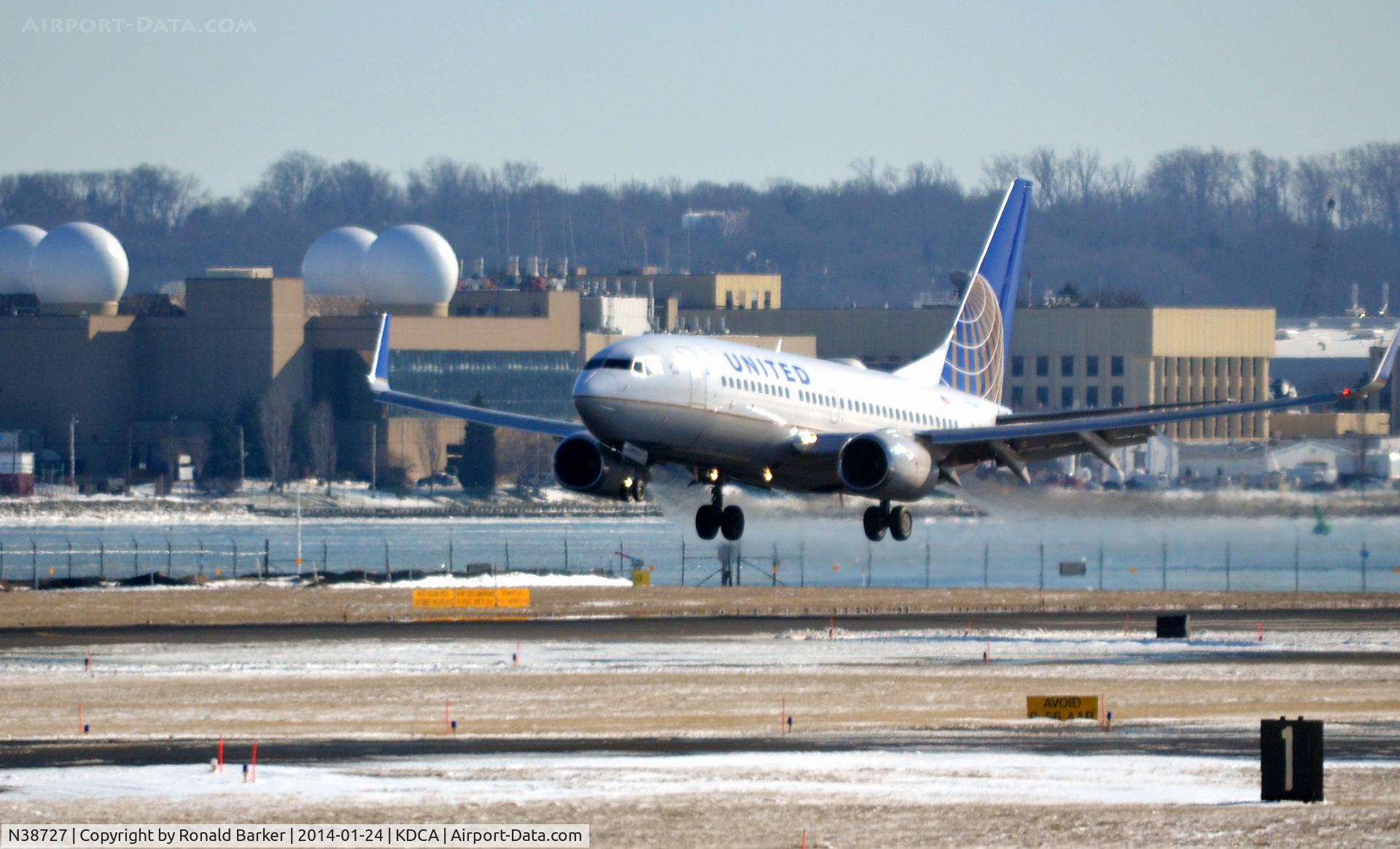 N38727, 1999 Boeing 737-724 C/N 28797, Landing National