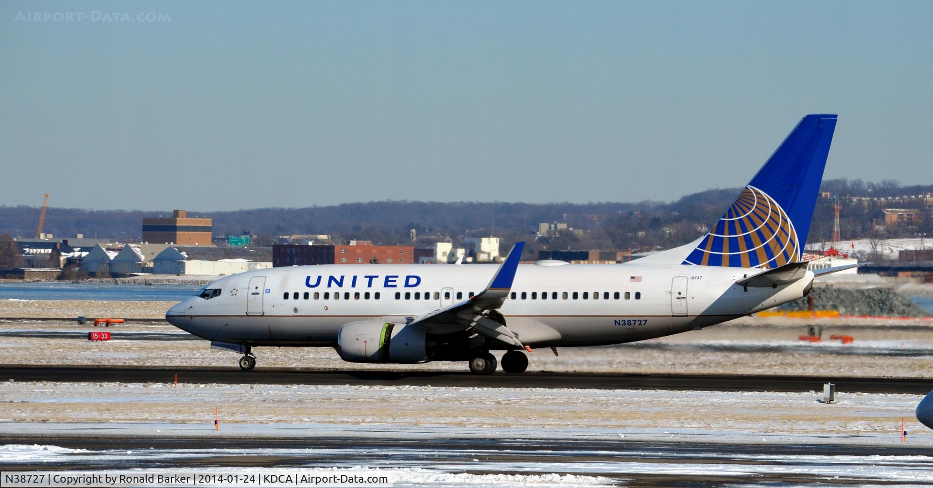 N38727, 1999 Boeing 737-724 C/N 28797, Landing roll National