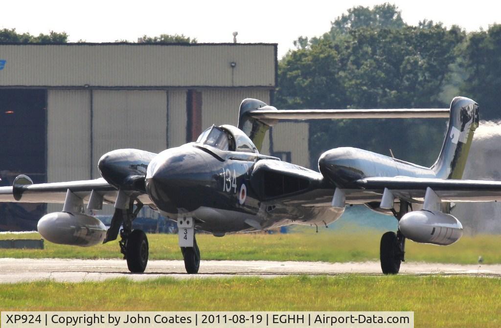XP924, 1963 De Havilland DH-110 Sea Vixen D.3 C/N 10132, Taxiing from Worldwide Avn.