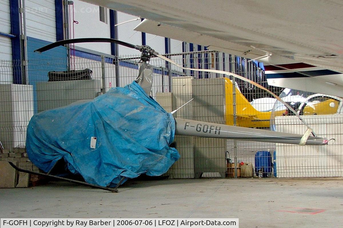 F-GOFH, Robinson R22 Beta C/N 3138, Robinson R-22 Beta II [3138] Orleans-St. Denis~F 06/07/2006. Has since been rebuilt and now German registered.