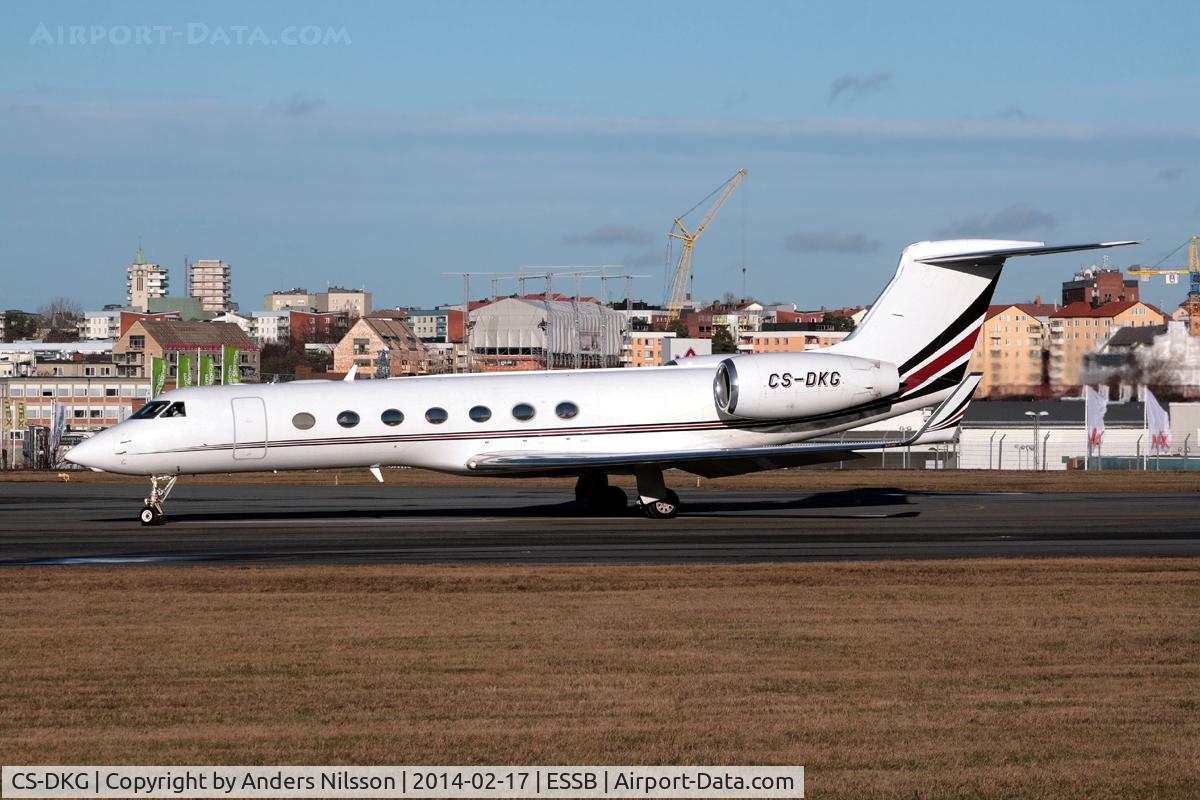 CS-DKG, 2007 Gulfstream Aerospace GV-SP (G550) C/N 5127, Lining up runway 30.