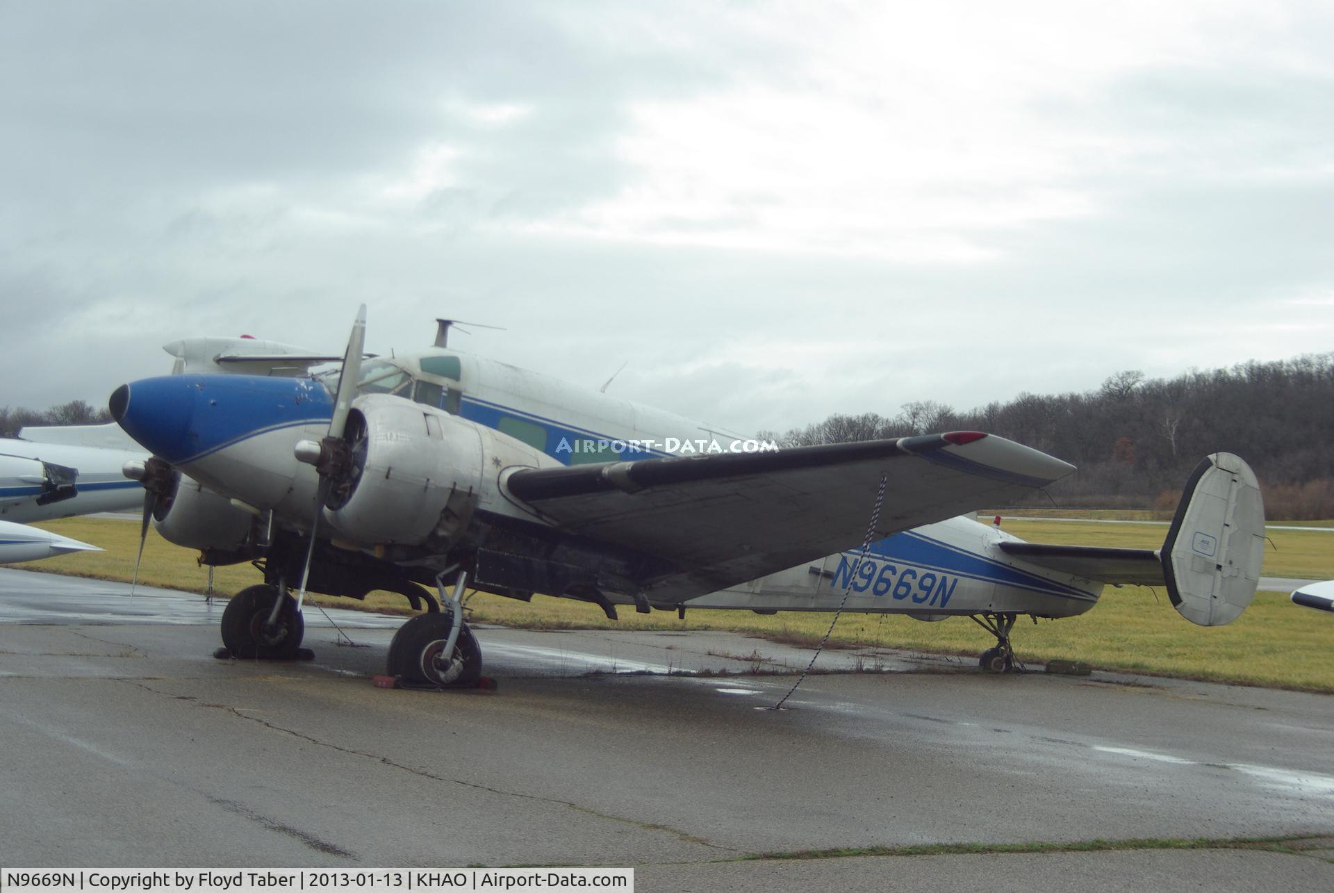 N9669N, 1986 Stoddard-Hamilton GLASAIR C/N 566, Sitting forlorn and forgotten on the ramp