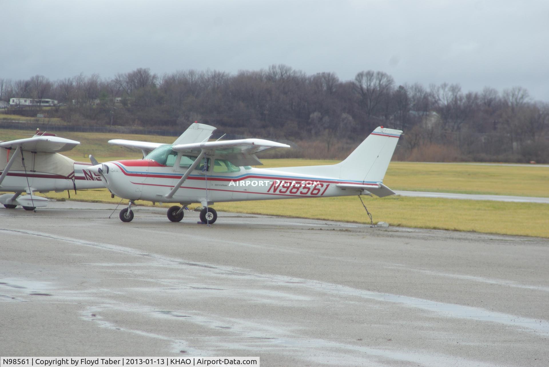 N98561, 1985 Cessna 172P C/N 17276309, Nice 172 on the ramp