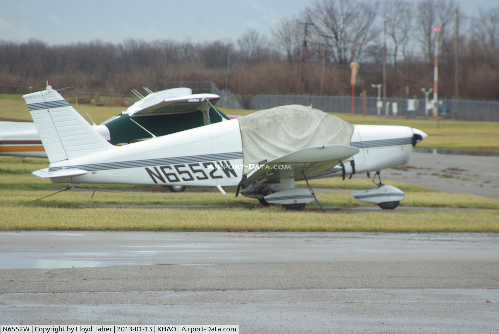 N6552W, 1965 Piper PA-28-140 C/N 28-20632, Tied down on the ramp