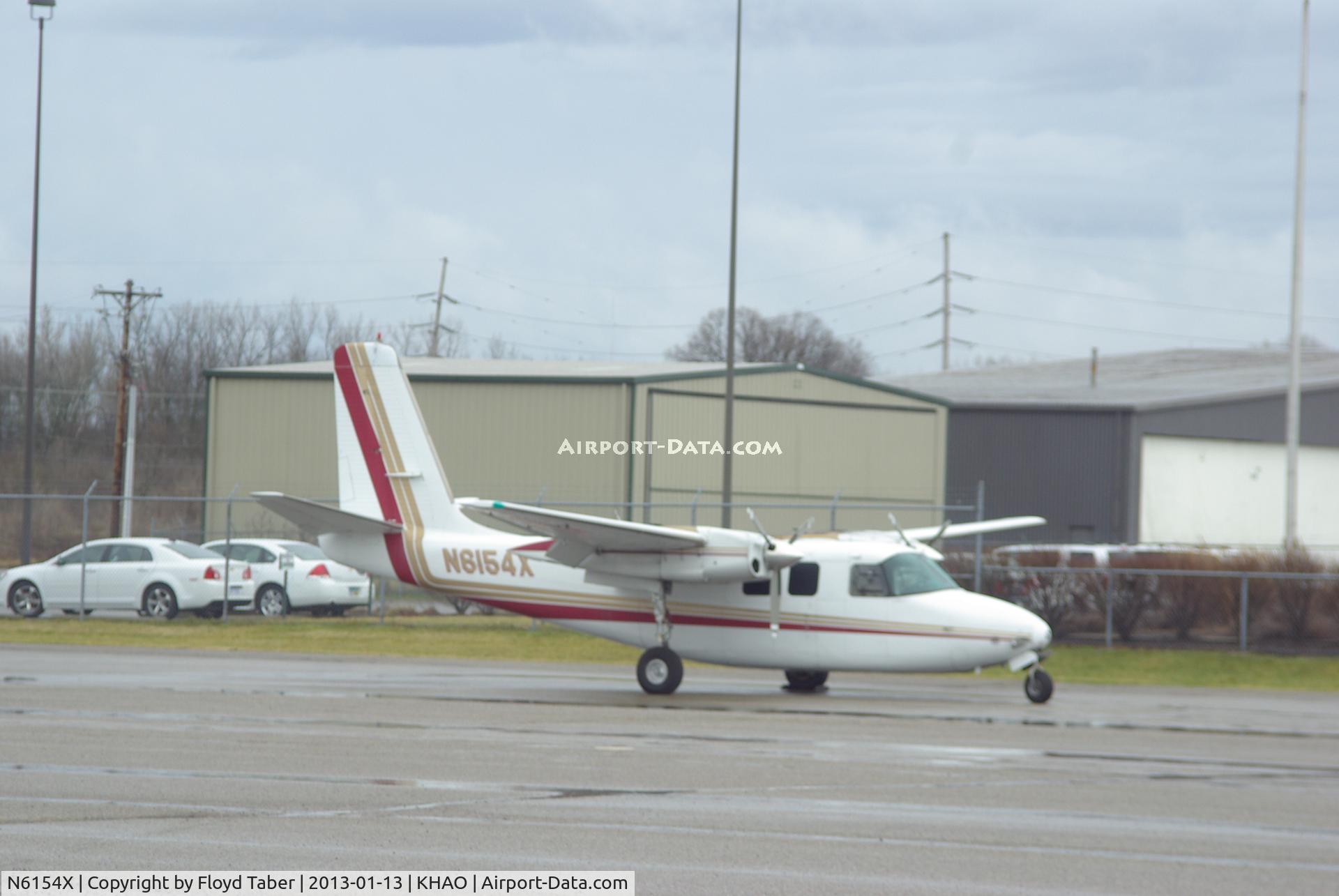 N6154X, 1960 Aero Commander 500-B C/N 500B-983-24, Positioned for loading