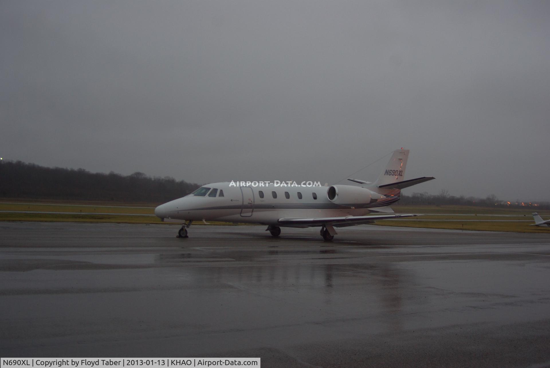 N690XL, Cessna 560XLS C/N 560-5690, Picking up Passengers