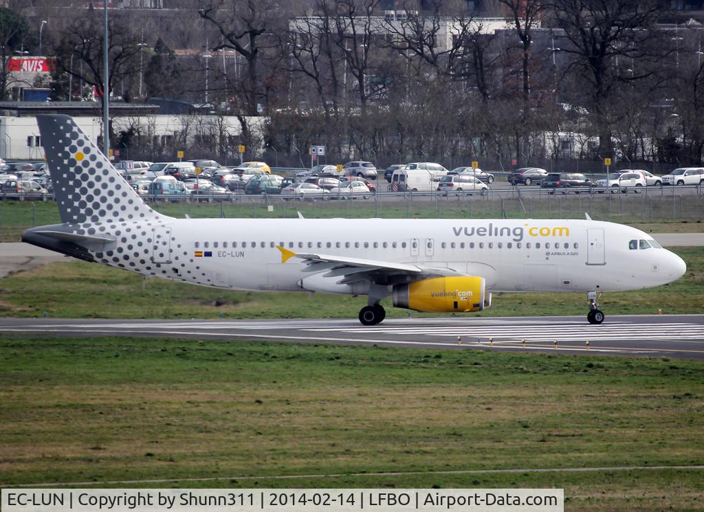 EC-LUN, 2013 Airbus A320-232 C/N 5479, Lining up rwy 14L for departure