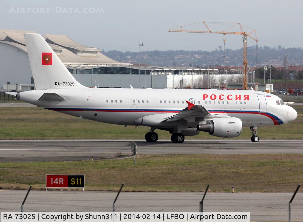 RA-73025, 2009 Airbus A319-115CJ C/N 4024, Ready for take off rwy 14R