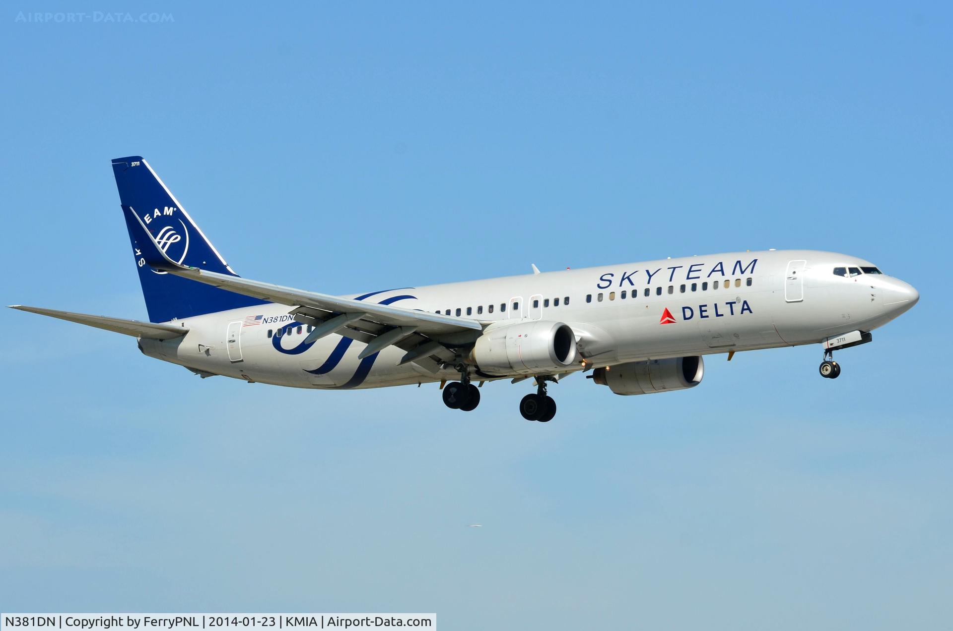 N381DN, 1999 Boeing 737-832 C/N 30350, Delta B738 in Skyteam suit.