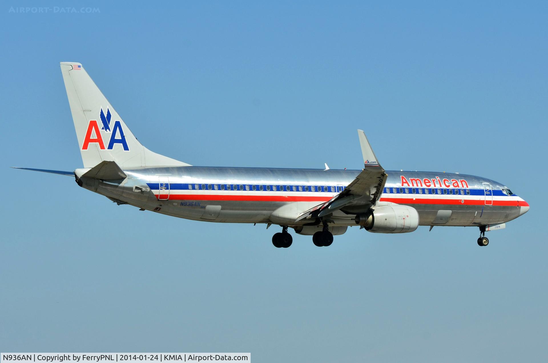 N936AN, 2000 Boeing 737-823 C/N 29532, AA B738 landing