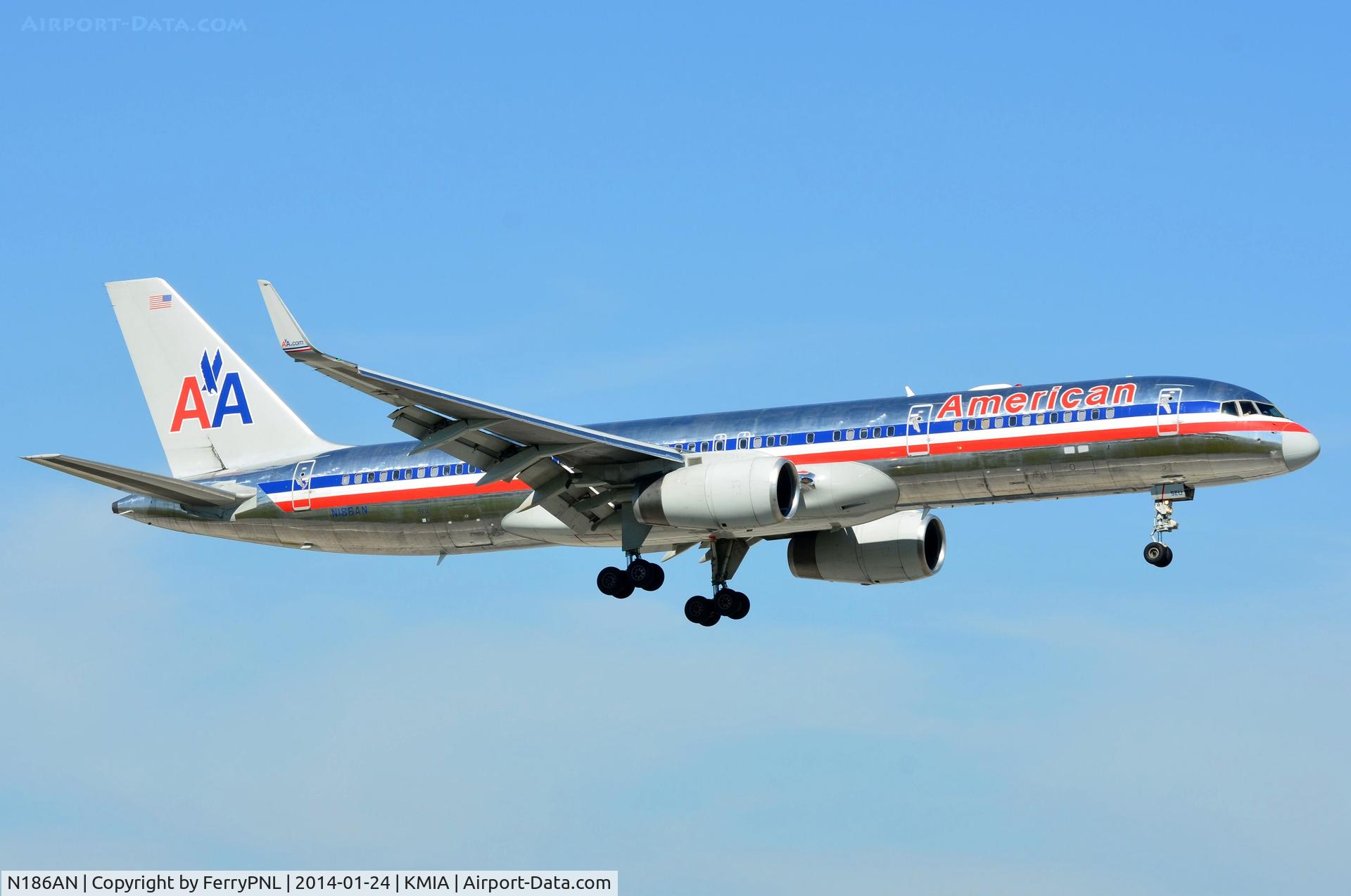 N186AN, 2001 Boeing 757-223 C/N 32380, AA B752 arriving in MIA