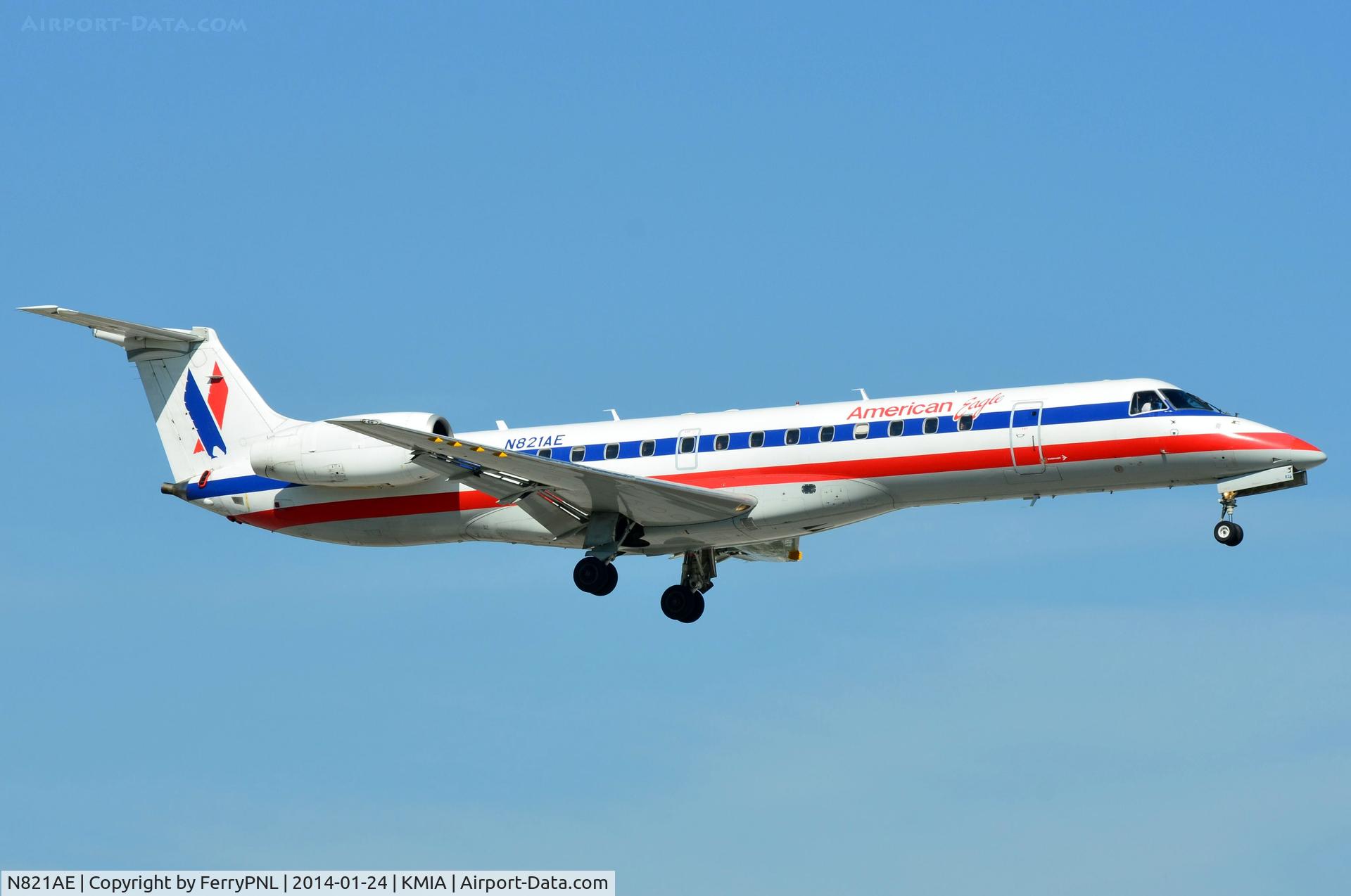 N821AE, 2002 Embraer ERJ-140LR (EMB-135KL) C/N 145577, American Eagle ERJ140 landing