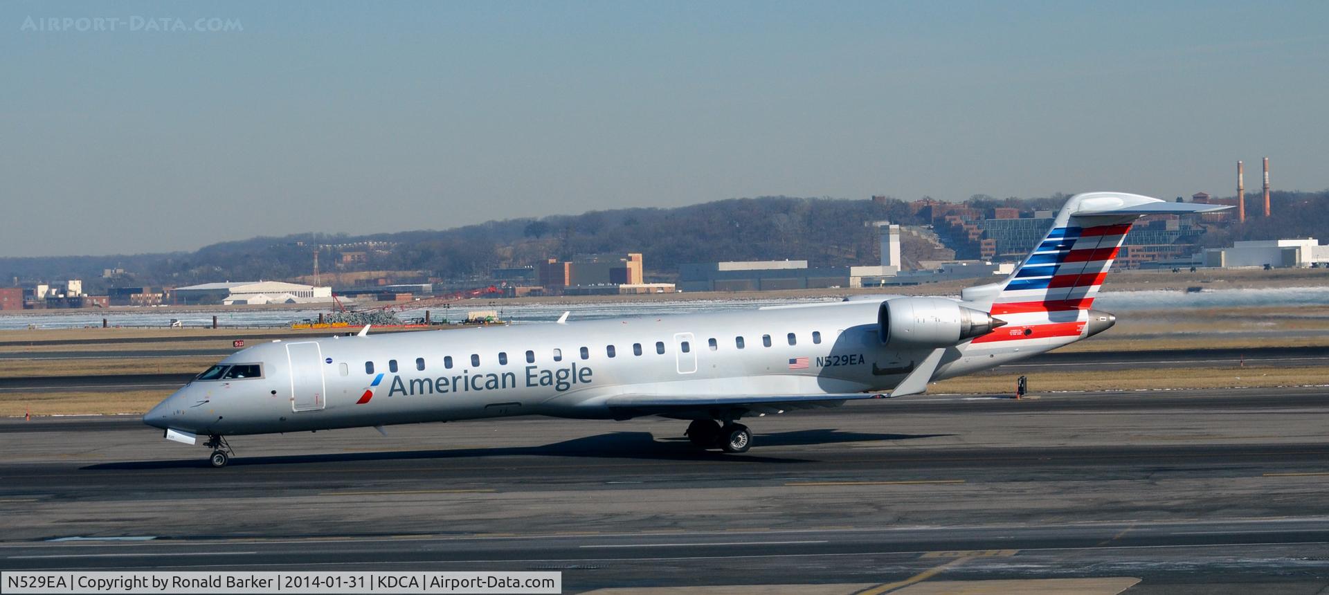 N529EA, Bombardier CRJ-702 (CL-600-2C10) Regional Jet C/N 10307, Taxi to parking National