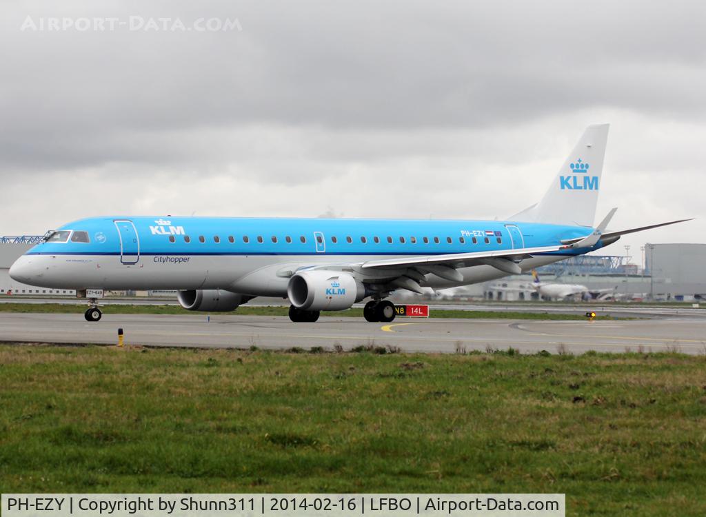 PH-EZY, 2013 Embraer 190STD (ERJ-190-100) C/N 19000649, Taxiing to the Terminal